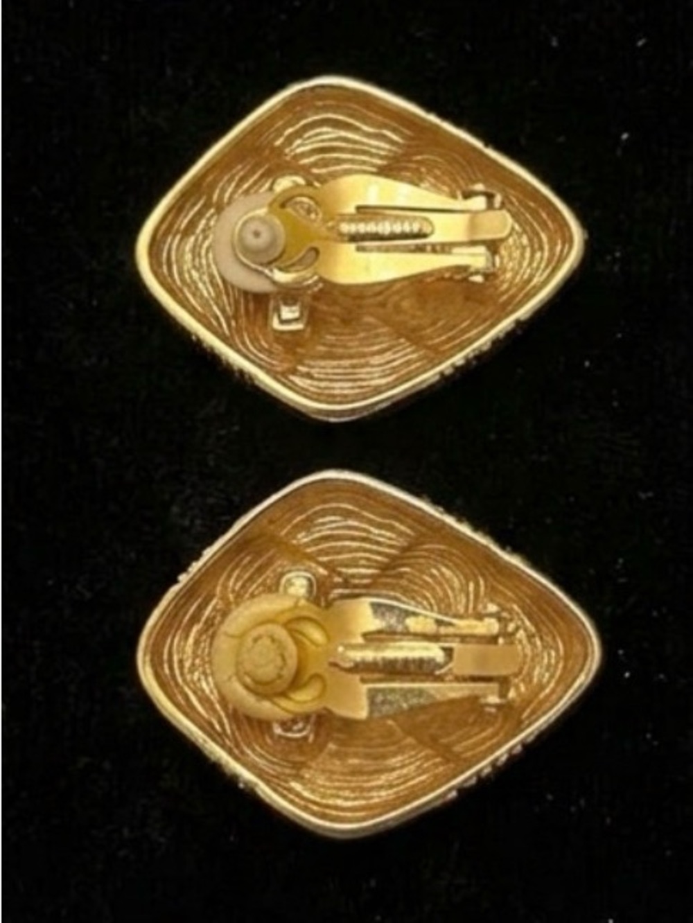 #16 ST JOHN Gold-tone & Green Enamel Clip-on Earrings